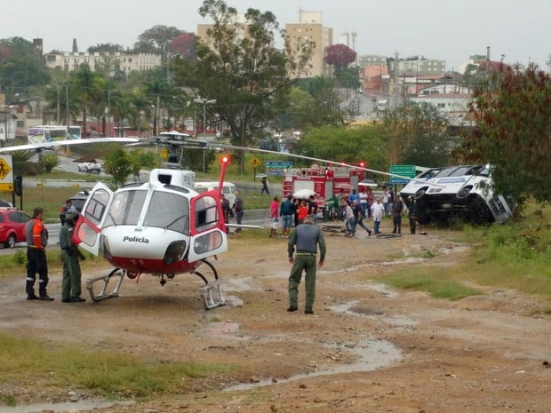 Micro-ônibus tomba em Pinda; uma pessoa morta e outras sete feridas