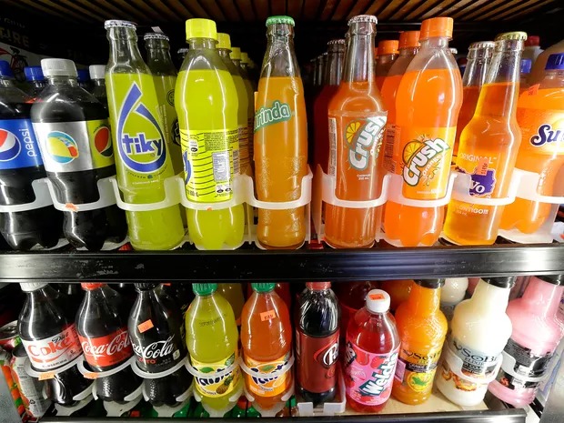 Como forma de precaução a obesidade, a Organização Mundial da Saúde pede que os governos aumentem impostos sobre bebidas açucaradas