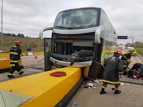 Ônibus com romeiros sofre acidente e 35 ficam feridos na rodovia Dutra