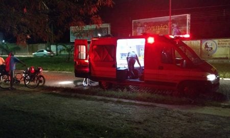 Acidente nesta noite entre carro e moto na Voluntários Paulistas em Cruzeiro