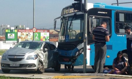 Acidente entre carro e ônibus deixa duas pessoas levemente feridas em São José dos Campos