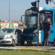 Acidente entre carro e ônibus deixa duas pessoas levemente feridas em São José dos Campos