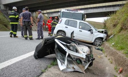Mulher de 51 anos  morre após carro despencar de viaduto entre Carvalho Pinto e Tamoios