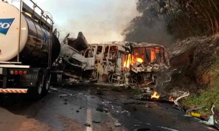 Acidente entre ônibus e caminhão deixa 20 mortos e vários feridos no Paraná