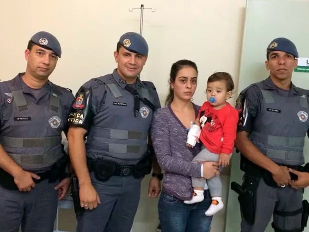 Bebê engasgado é socorrido e salvo por policiais em São José