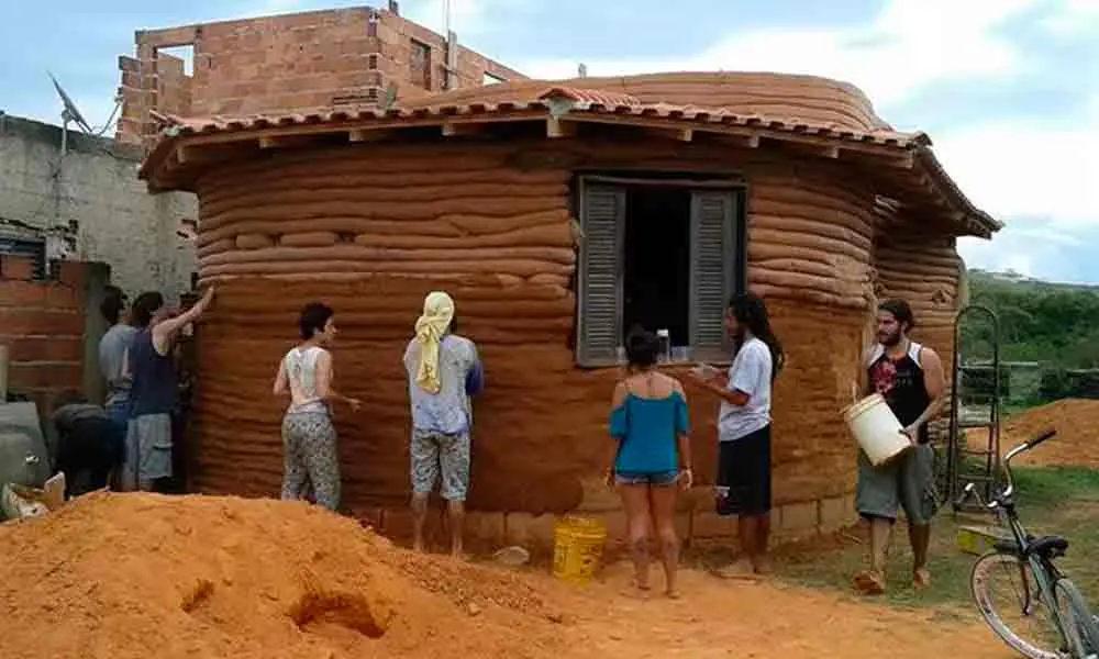 Homem ergue casa sustentável com terra em Guaratinguetá