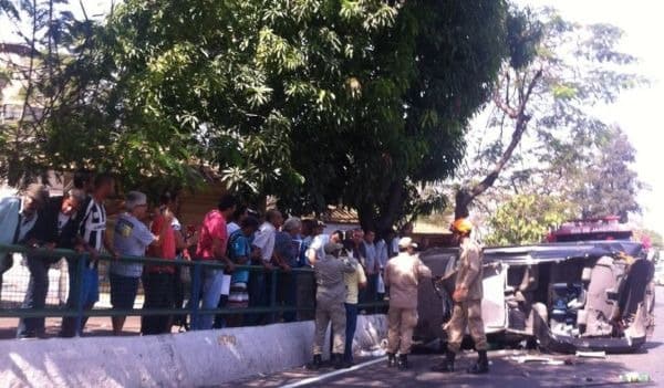 Carro capota na BR-393 em Volta Redonda/RJ