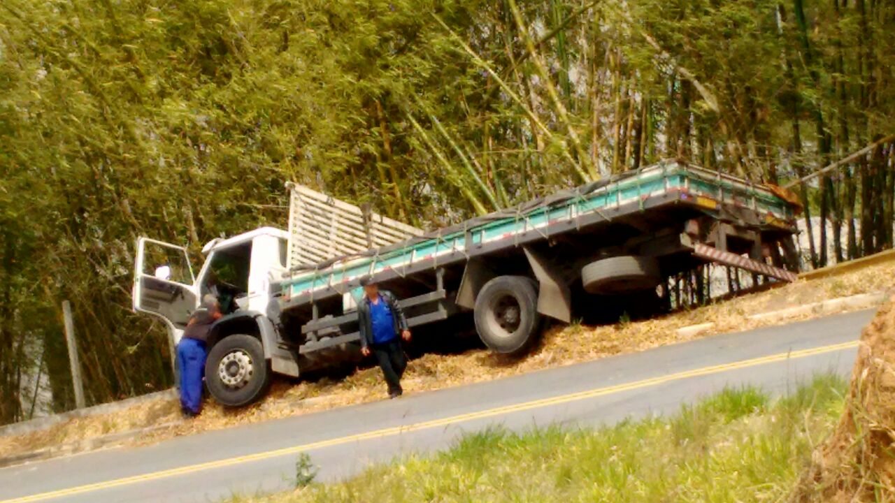 Caminhão tomba na estrada de Lavrinhas/Capela