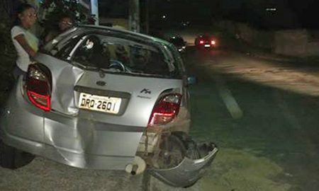 Carro desce via desgovernado e quase atinge família em Cruzeiro; dono ainda não foi localizado