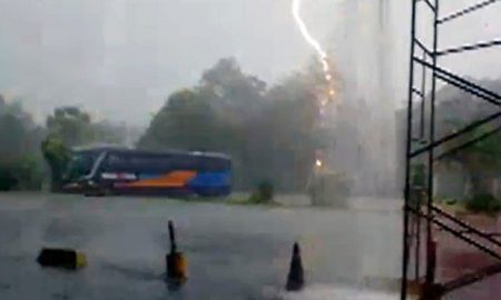Chuva forte alaga ruas e deixa bairros sem energia em Taubaté