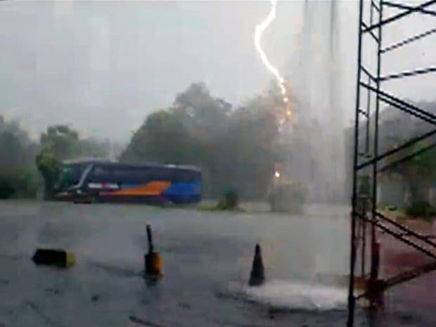 Chuva forte alaga ruas e deixa bairros sem energia em Taubaté