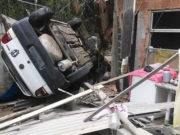 Casa é atingida por carro desgovernado em Barra Mansa/RJ