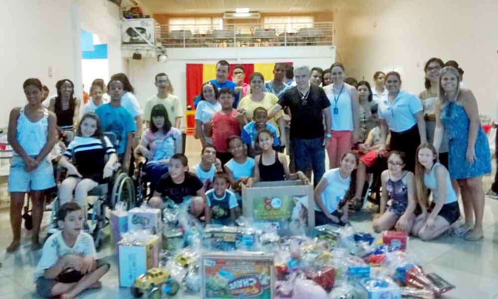 Associação Comercial entrega brinquedos arrecadados para ABA de #AmoCruzeiro