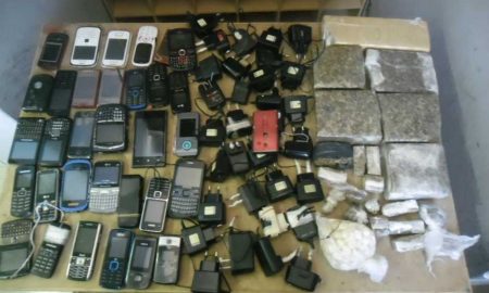 Foram apreendidos nesta terça-feira(18/10) celulares, carregadores e 3,3 kg de maconha no CPP de Tremembé