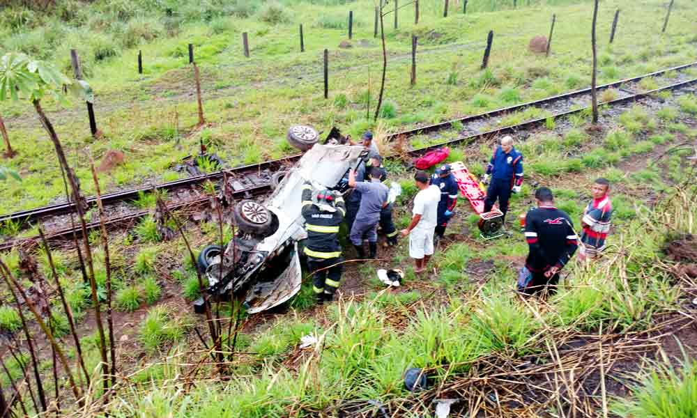 Taxista cai em ribanceira de 30 metros em Cruzeiro nesta terça (04/10)