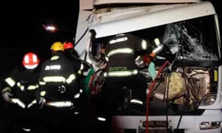 Acidente entre dois caminhões na rodovia dos Tamoios em São José dos Campos deixa um homem levemente ferido