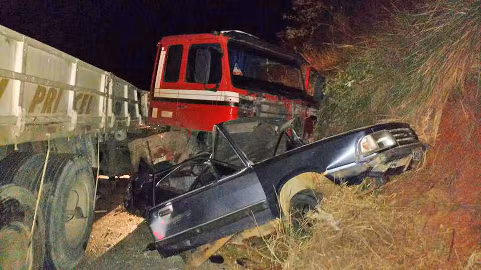Acidente envolve carreta e dois carros na SP 52 em Cruzeiro nesta segunda-feira (17/10)
