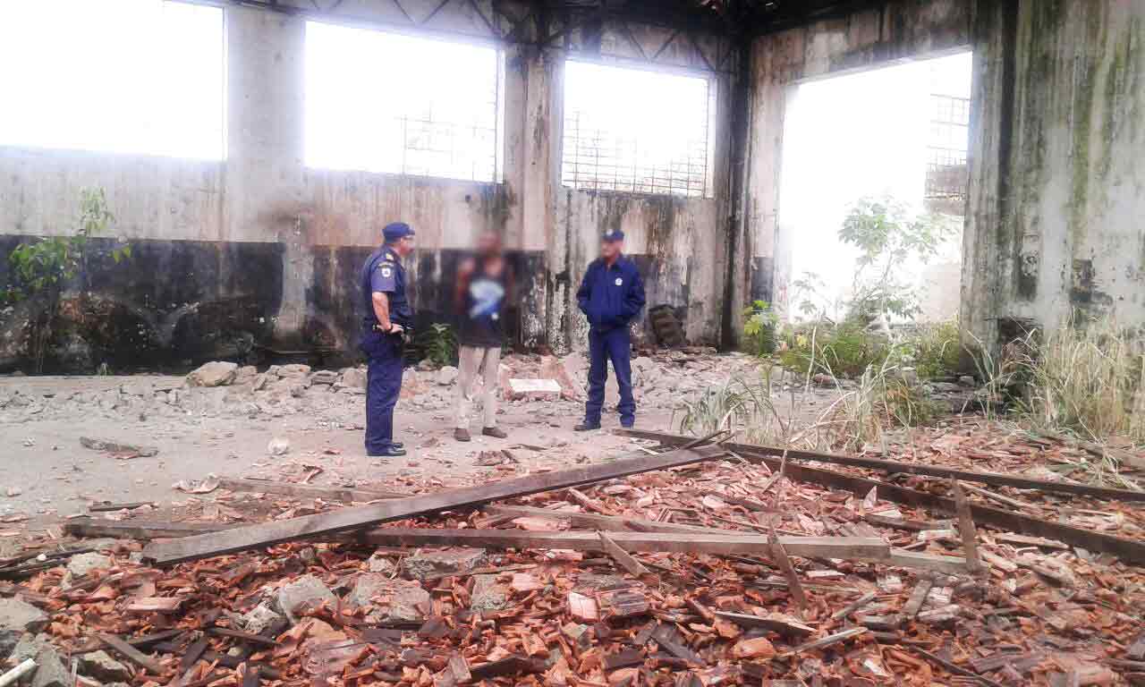 Rapaz é preso em flagrante pela Guarda Municipal roubando madeiramento da antiga CCC