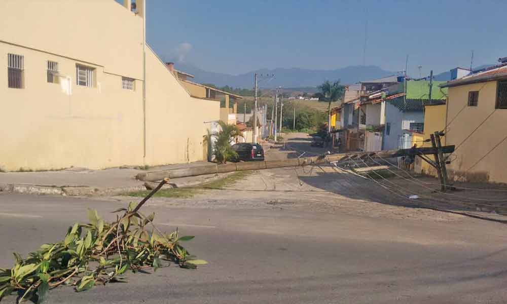 Poste caiu em via e revolta moradores em Cruzeiro