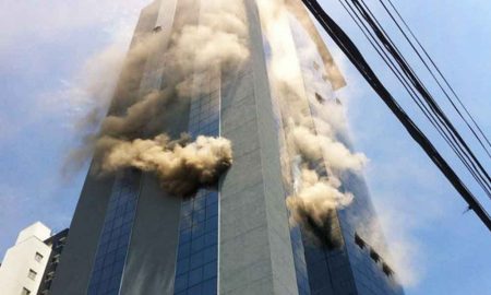 Prédio comercial pega fogo em São José dos Campos
