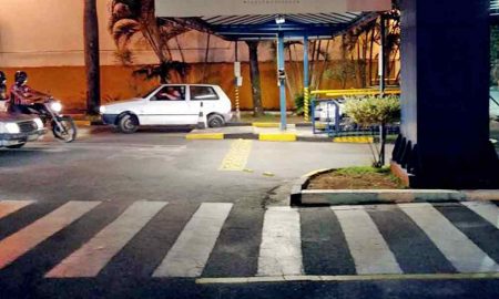Vídeo mostra morador de rua esfaqueando outro no estacionamento de supermercado em Cruzeiro