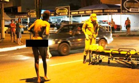 Homem fica transtornado após ser atropelado e tira a roupa em Volta Redonda/RJ