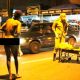 Homem fica transtornado após ser atropelado e tira a roupa em Volta Redonda/RJ