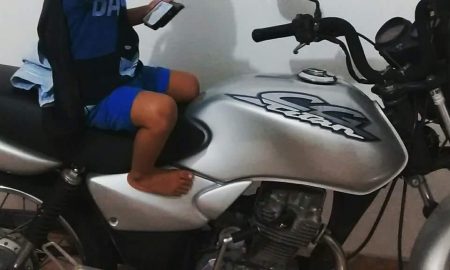 Enquanto trabalhava, cruzeirense teve moto furtada no centro de Cruzeiro