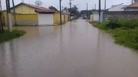 Ruas alagam no bairro Vila Bela em Guaratinguetá