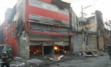 Bombeiros fazem operação rescaldo de incêndio em shopping do Brás