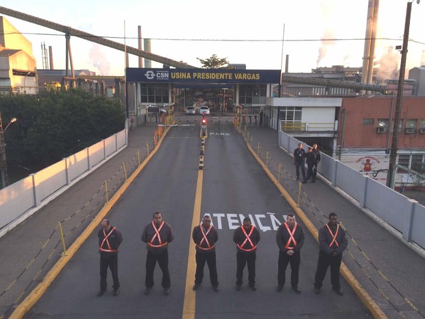 Quatro trabalhadores ficam feridos na CSN em Volta Redonda