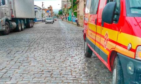 Óleo na pista na rua 2 derruba quatro motociclistas em Cruzeiro