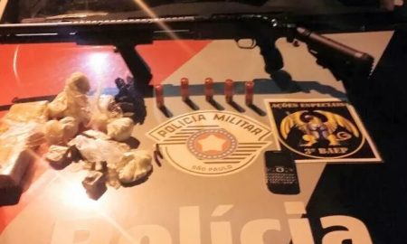 Mãe e filho são presos em São José dos Campos após serem flagrados com drogas e arma em um carro roubado