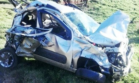 Acidente em Passa Quatro deixa mulher presa nas ferragens; carro caiu em ribanceira de 60m