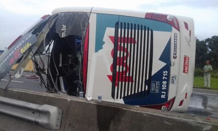 Ônibus tomba na Dutra em Lorena e deixa 22 pessoas feridas neste sábado