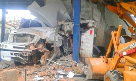 Caminhoneiro de 56 anos morre após bater em posto de gasolina em Queluz