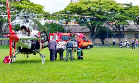 Moto colide de frente com carro em Lavrinhas; perna de motociclista parou 20m depois