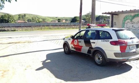 Trote: bêbado caiu na via e ligou 9 vezes para PM e 12 para os Bombeiros dizendo que estava baleado em Cruzeiro