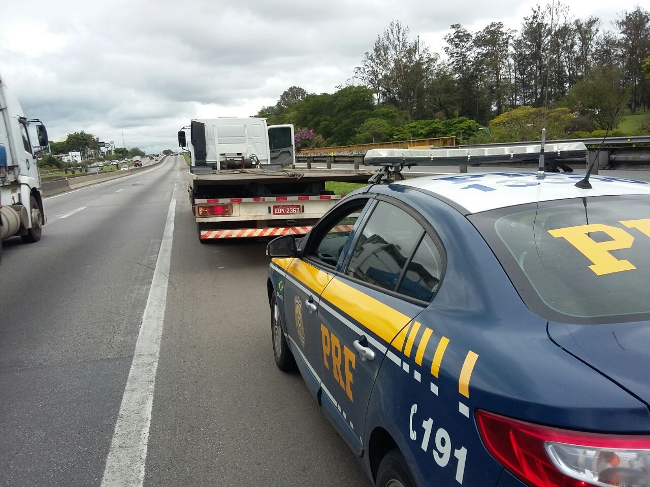 PRF recupera caminhão na rodovia Presidente Dutra em São José