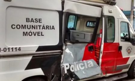 Sem habilitação, motociclista bate em base móvel da PM em São José