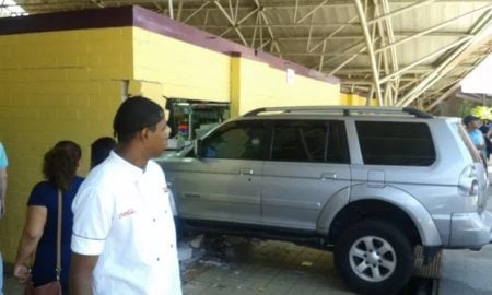 Motorista erra marcha e carro invade loja na Basílica de Aparecida