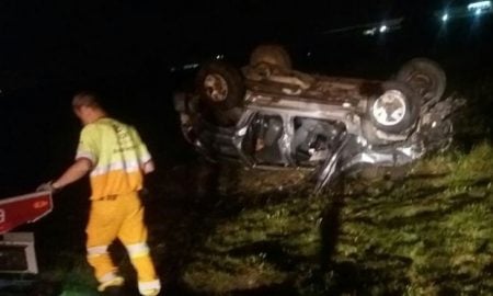 Jovem de 19 anos rouba veículo e capota na Via Dutra