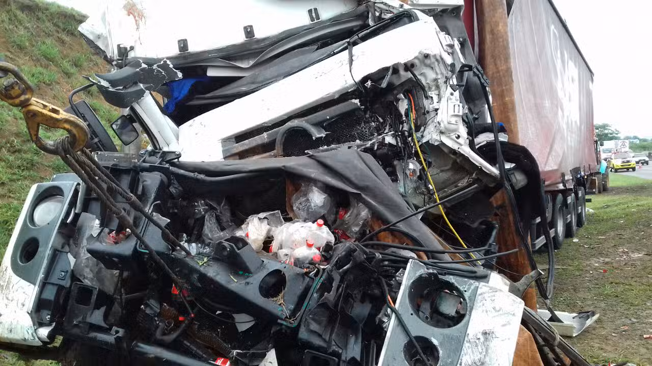 Duas pessoas morrem durante acidente entre carretas na via Dutra em Lorena