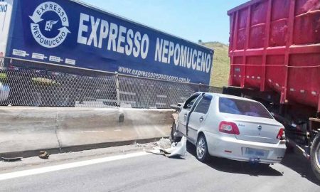 Acidente entre caminhão e carro na Via Dutra em Cruzeiro