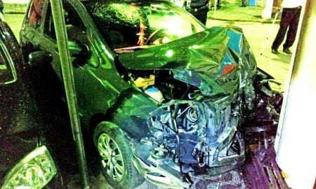 Embriagada, mulher bate em carro e colide com poste na Rua 3 em Cruzeiro