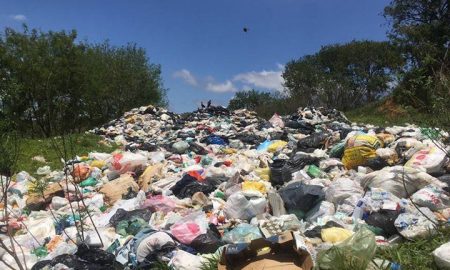 População revolta com lixo ao ar livre em área proibida pela Cetesb em Cruzeiro