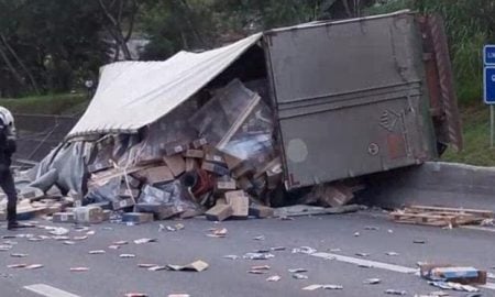 Caminhão de pipoca tomba na Dutra em Aparecida/SP