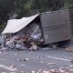 Caminhão de pipoca tomba na Dutra em Aparecida/SP