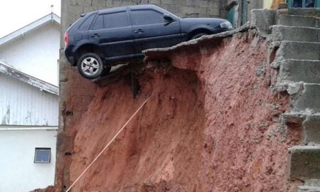 Deslizamento interdita casa e carro fica suspenso em Campos do Jordão