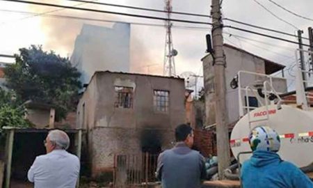 Casa pega fogo em Cunha neste sábado (05/11)